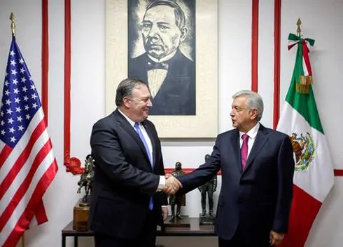 Ngoại trưởng Mỹ Mike Pompeo (trái) và Tổng thống đắc cử Mexico Lopez Obrador. Ảnh: Washington Post 
