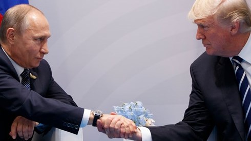 Cuộc gặp Thượng đỉnh chính thức đầu tiên giữa Putin và Trump. Ảnh: AP