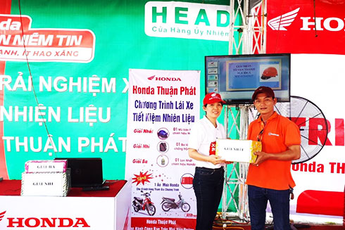 Trao giải cho Hoạt động trải nghiệm lái xe tiết kiệm nhiên liệu cùng Head Thuận Phát.