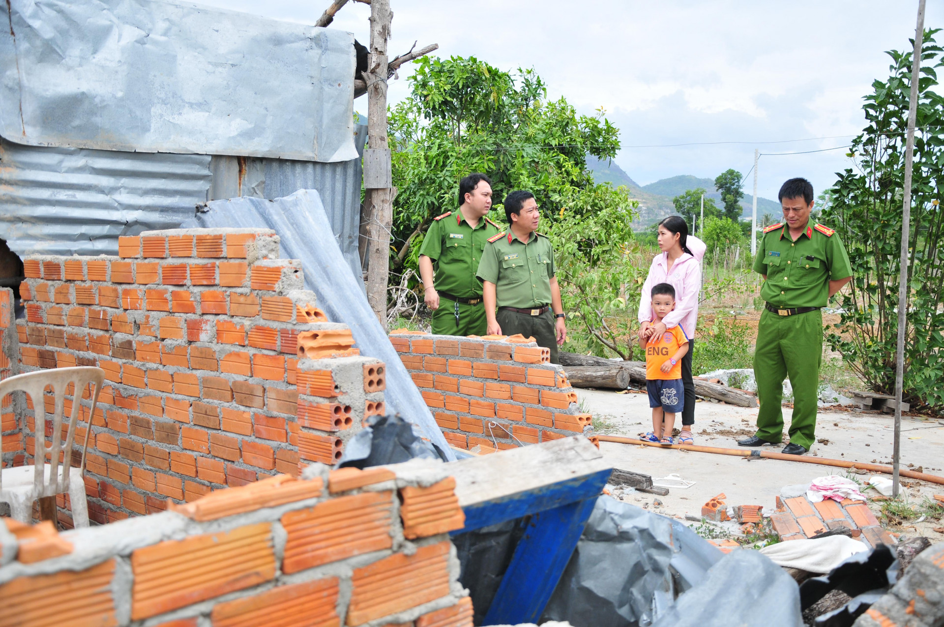 Căn nhà cũ của chị Trần Thị Phương bị đổ sập hoàn toàn 