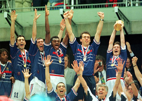 Deschamps nâng cao World Cup 1998 trong vai trò thủ quân Pháp.