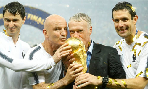 Deschamps (thứ hai từ phải sang) cùng ban huấn luyện giành World Cup 2018 cho Pháp. Ảnh: Reuters