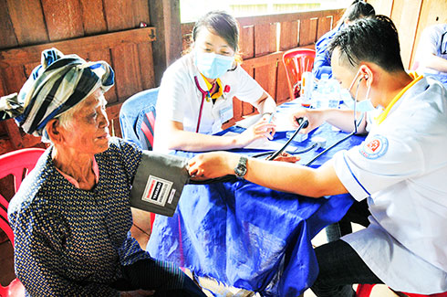 Các bác sĩ tình nguyện khám bệnh cho người dân tỉnh Attapeu.
