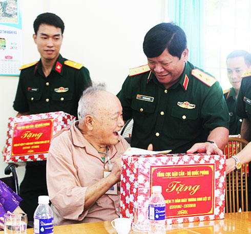 Trung tướng Lê Văn Hoàng tặng quà cho các cụ.
