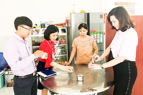 Kiểm tra việc lưu mẫu thức ăn tại  cơ sở mầm non Kim Sơn, phường Phước Long.
