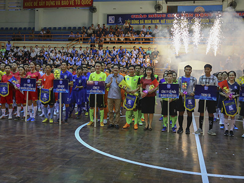 Ban tổ chức tặng cờ lưu niệm cho các đội về tham dự giải.