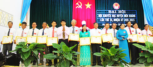 Các cá nhân nhận giấy khen của UBND huyện Diên Khánh.    