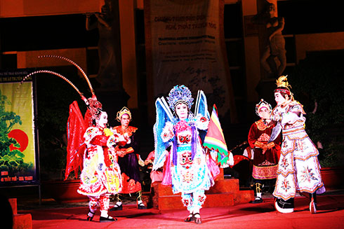 Biểu diễn nghệ thuật truyền thống ở khu vực Trung tâm Hội nghị tỉnh (số 46 Trần Phú)  để phục vụ du khách. 