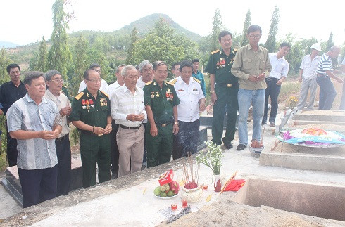 Các cựu chiến binh và thân liệt sĩ thắp hương, an táng liệt sĩ Nguyễn Ngọc Thanh.