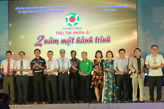 Ông Nguyễn Tấn Tuân (thứ 2 từ trái qua) trao kỷ niệm cho những tập thể, cá nhân có nhiều đóng góp cho chương trình.