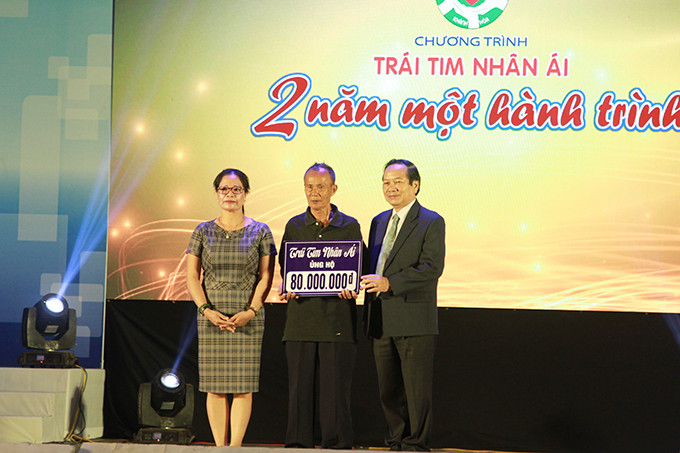 Ban tổ chức trao số tiền 80 triệu đồng hỗ trợ ông Huỳnh Tô xây nhà. 