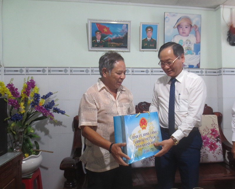 Đồng chí Nguyễn Đắc Tài đến thăm và tặng quà cho gia đình thương binh Nguyễn Viết Thắng
