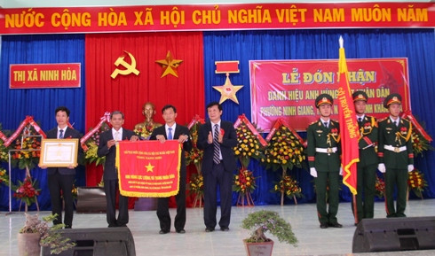 Thừa ủy quyền của Chủ tịch nước, ông Trần Sơn Hải gắn danh hiệu, trao Cờ và Bằng của Chủ tịch nước cho phường Ninh Giang.