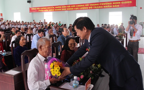 Ông Trần Sơn Hải tặng quà cho cán bộ lão thành cách mạng và Mẹ Việt Nam Anh hùng tại buổi lễ.