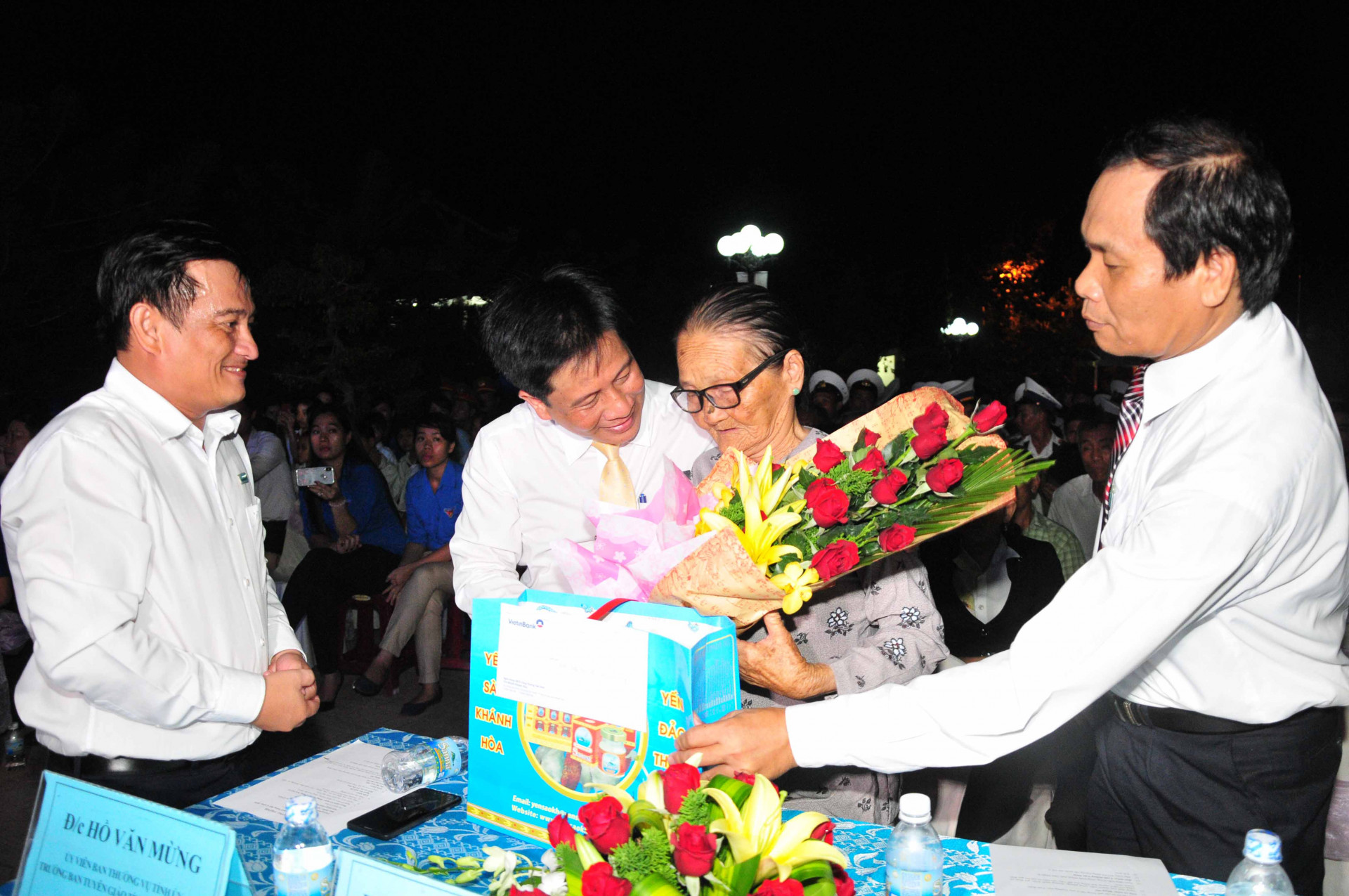 Các đại biểu tặng quà cho Mẹ Việt Nam anh hùng