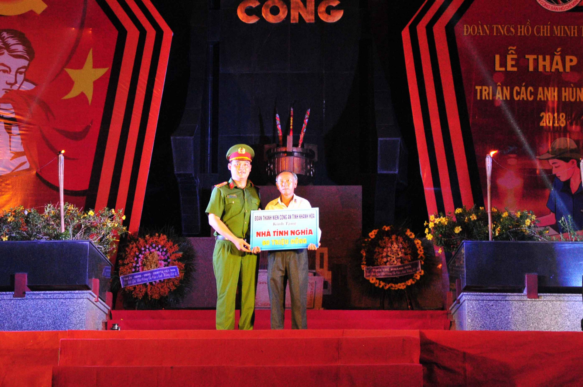 Dịp này, Đoàn Thanh niên Công an tỉnh trao biểu trưng hỗ trợ 1 căn nhà tình thương cho gia đình chính sách huyện Diên Khánh