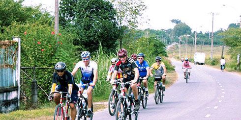 Khách du lịch trải nghiệm tour du lịch xe đạp khám phá đồng quê Nha Trang.