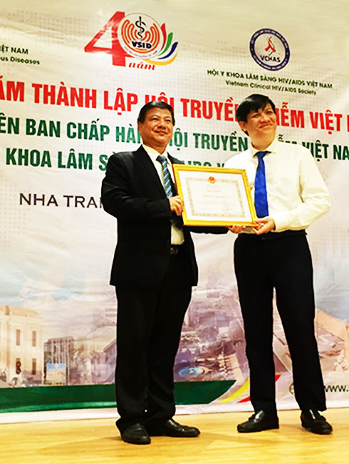 Thứ trưởng Bộ Y tế Nguyễn Thanh Long tặng bằng khen của Bộ Y tế  cho hội. 
