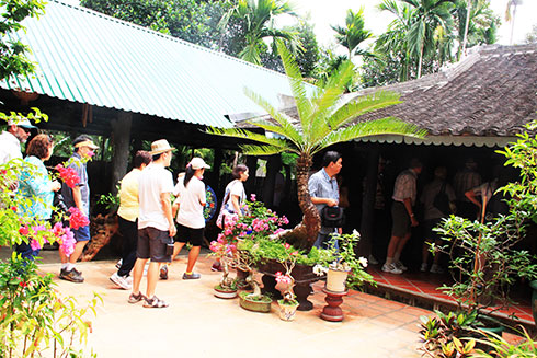 Khách du lịch đi tour sông Cái tham quan nhà ông Nguyễn Văn Hải ở Vĩnh Thạnh, Nha Trang.