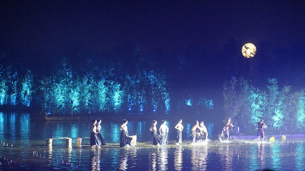 Vở diễn thực cảnh “Tinh hoa Bắc Bộ” có sân khấu nước 4300m2 với 250 diễn viên, trong đó có 150 diễn viên là nông dân đang sinh sống tại xã Sài Sơn.