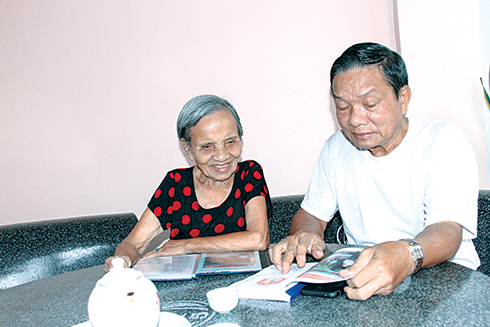Ông Lương Minh Dũng cùng em gái xem lại hình ảnh  về nhà tù Phú Quốc.