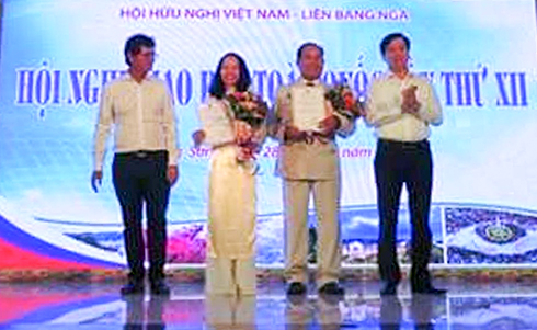 Đại diện Ban tổ chức trao giải nhất  cho tác giả Nguyễn Hạnh An (thứ hai từ trái sang).