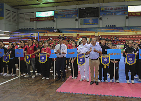 Ban tổ chức tặng cờ lưu niệm cho các đội về tham dự giải.