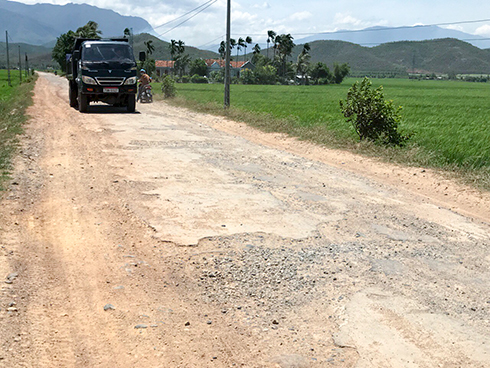 Con đường từ cổng làng thôn Quảng Cư đến giáp tràn bê tông xi măng thôn Tân Lâm bị xuống cấp nghiêm trọng. 