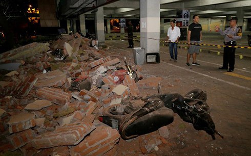Khung cảnh đổ nát bên ngoài một trung tâm mua sắm ở Bali sau trận một động đất ở Indonesia. (Ảnh: Reuters)