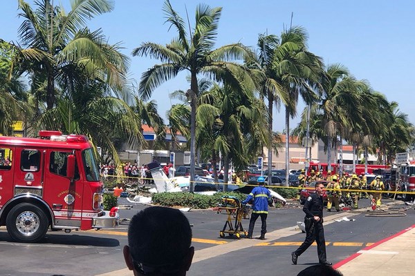 Chiếc máy bay 2 động cơ rơi xuống một bãi đậu xe, gần trung tâm mua sắm ở California. Ảnh: AP