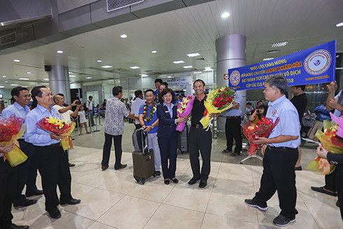 Lãnh đạo Công ty TNHH Nhà nước MTV Yến Sào Khánh Hòa đón đoàn vận động viên đội bóng chuyền Sanest Khánh Hòa tại sân bay.