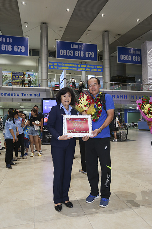 Ông Thái Quang Lai (phải) huấn luyện viên Sanest Khánh Hòa đã giúp đội bóng  "lột xác " và đạt thành tích cao tại giải.