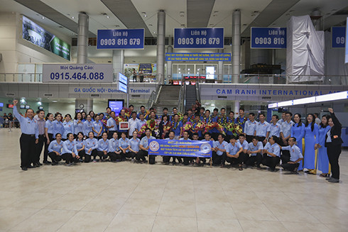 Đoàn cổ động viên Công ty Yến Sào Khánh Hòa chụp ảnh lưu niệm với đội bóng.