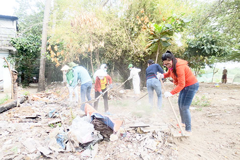 Phụ nữ cơ sở tham gia dọn vệ sinh môi trường.