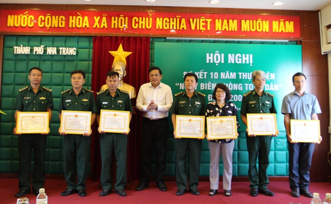 Ông Lê Hữu Thọ - Chủ tịch UBND TP. Nha Trang trao giấy khen cho các tập thể.