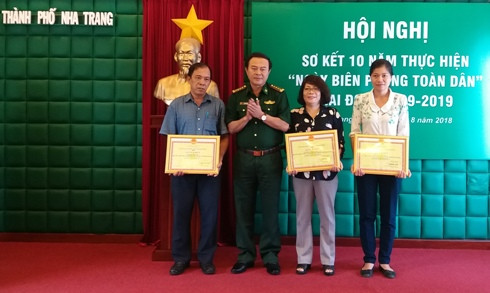Đại tá Hồ Thanh Tùng - Chỉ huy trưởng Bộ Chỉ huy BĐBP tỉnh Khánh Hòa trao giấy khen cho các tập thể.