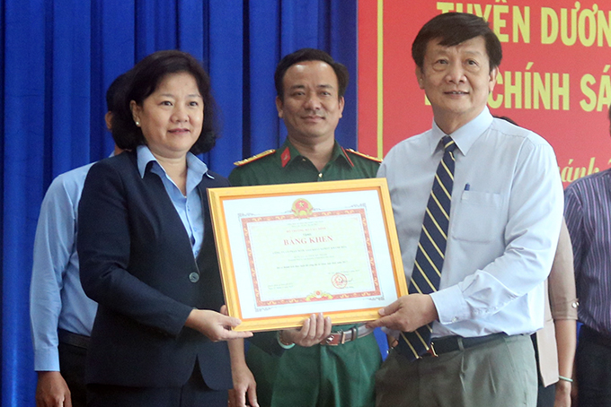 Ông Trần Sơn Hải trao bằng khen của Bộ Tài chính cho các tổ chức, cá nhân. 