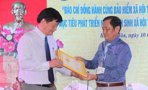 Đại diện Hội Nhà báo Việt Nam trao kỷ niệm chương cho ông Trần Sơn Hải.