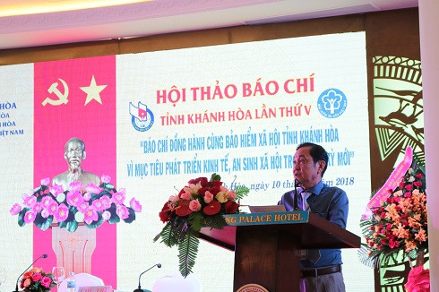 Nhà báo Nguyễn Bé phát biểu tại hội thảo.