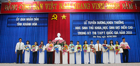 Ông Lê Thanh Quang và đồng chí Phan Thông trao bằng khen cho học sinh đạt điểm cao.