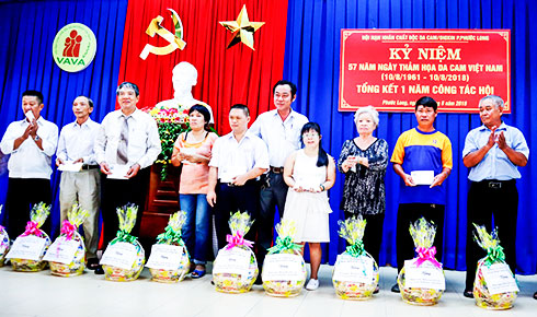 Ông Nguyễn Văn Dũng trao quà cho 11 gia đình nạn nhân chất độc da cam/dioxin.