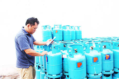 Kiểm tra các thông số trên vỏ bình gas tại Chi nhánh Công ty TNHH Gas Petrolimex Đà Nẵng tại Khánh Hòa.