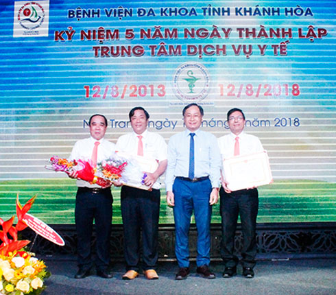 Đồng chí Nguyễn Đắc Tài trao bằng khen của UBND tỉnh cho tập thể và cá nhân.