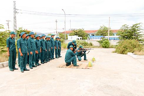 Lực lượng dân quân phường Vĩnh Nguyên huấn luyện trên thao trường.