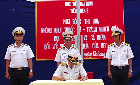 Đại diện các lớp của Tiểu đoàn 3 ký kết giao ước thi đua.