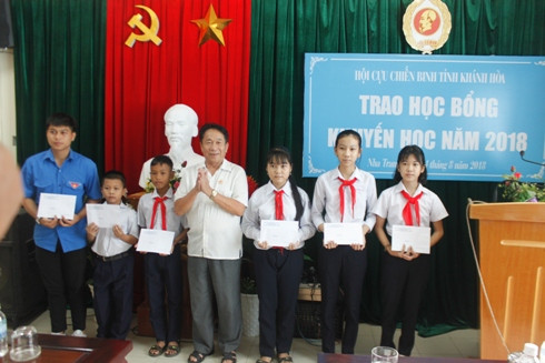 Ông Trần Văn Hạnh - Chủ tịch Hội Cựu chiến binh tỉnh Khánh Hòa trao học bổng cho các em.
