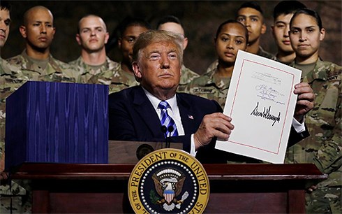 Tổng thống Donald Trump vừa thành luật Đạo luật Cấp thẩm quyền Quốc phòng  Quốc gia. (Ảnh: Reuters)