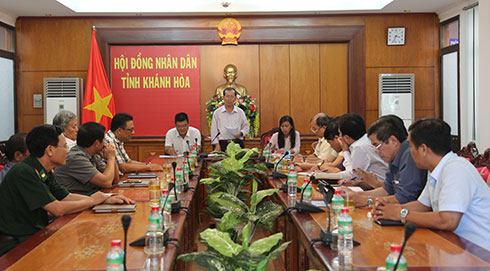 Ông Nguyễn Chuyện công bố 2 nghị quyết của HĐND tỉnh Khánh Hòa. 