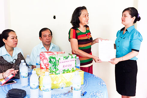 Lãnh đạo Hội Liên hiệp Phụ nữ TP. Nha Trang trao quyết định bàn giao nhà cho chị Phượng.