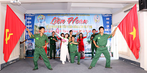Tiết mục hát múa của Đồn Biên phòng Vĩnh Lương tại lễ khai mạc.